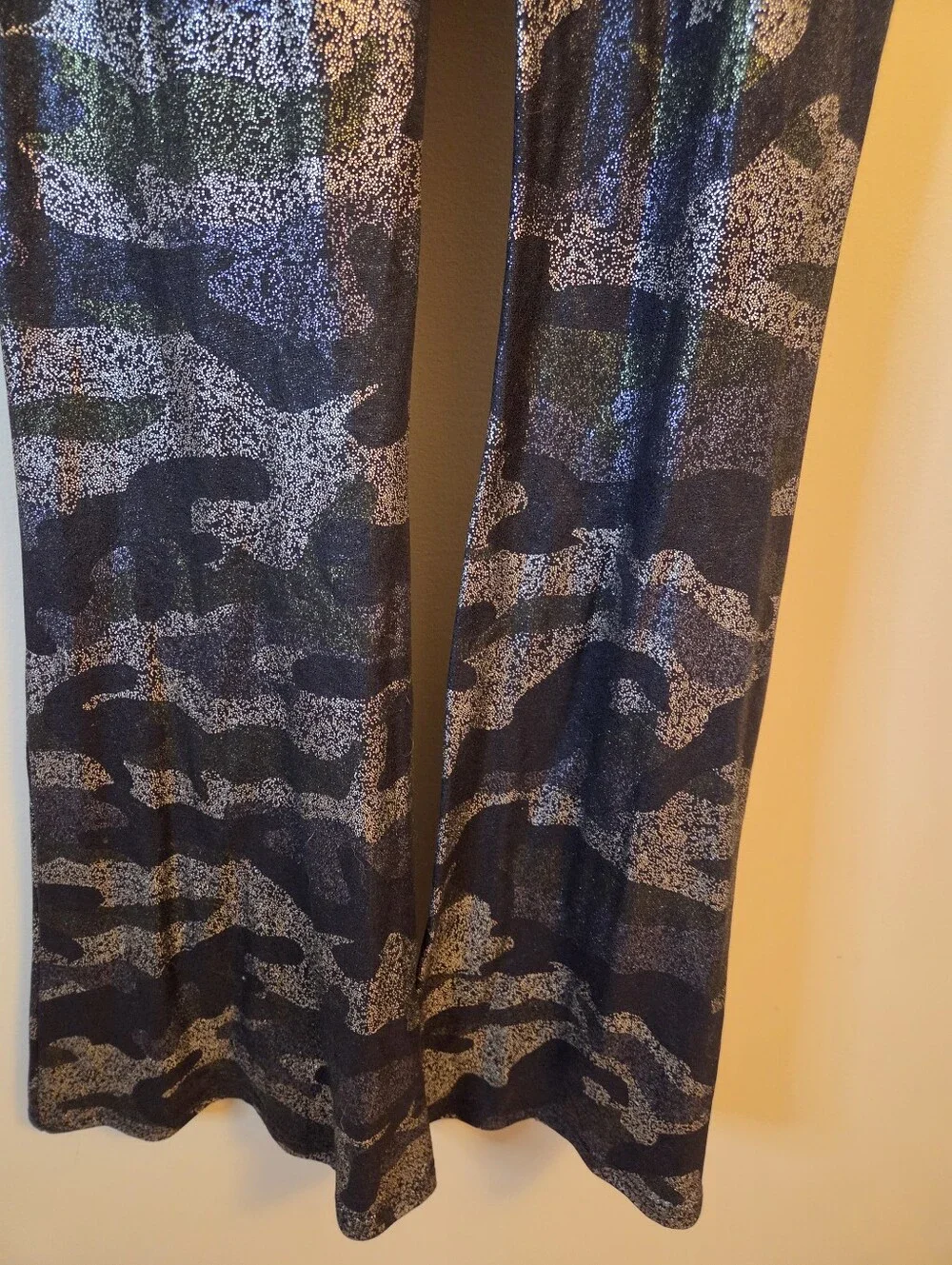 No Boundaries Juniors M 7-9 Camo Shimmer Flare Pants Metallic Y2K NWT
